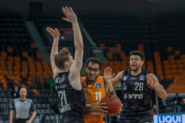 他以智慧和 他以智慧和